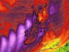 气象地图显示英国被每小时83英里的大风袭击，英国气象局发布飓风警报