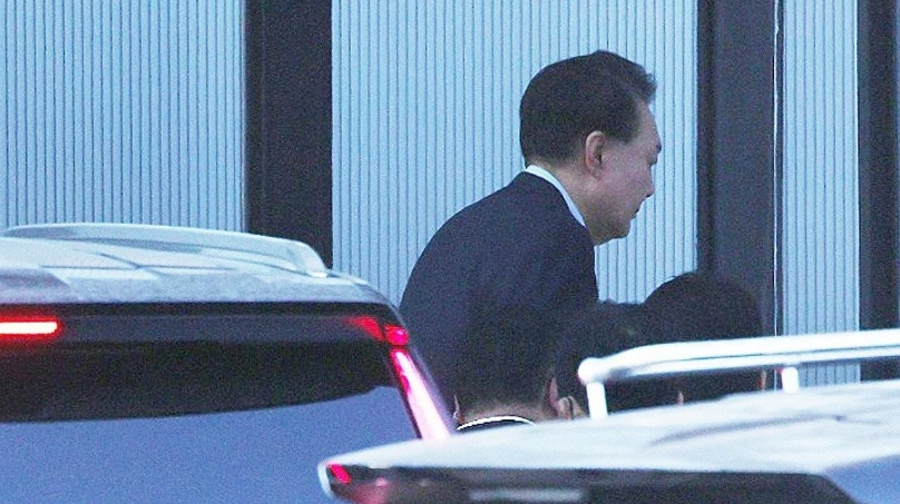 尹锡悦拒绝回答调查问题！成韩宪政史首个被捕现职总统，韩媒：公调处延长拘留期限最多20天